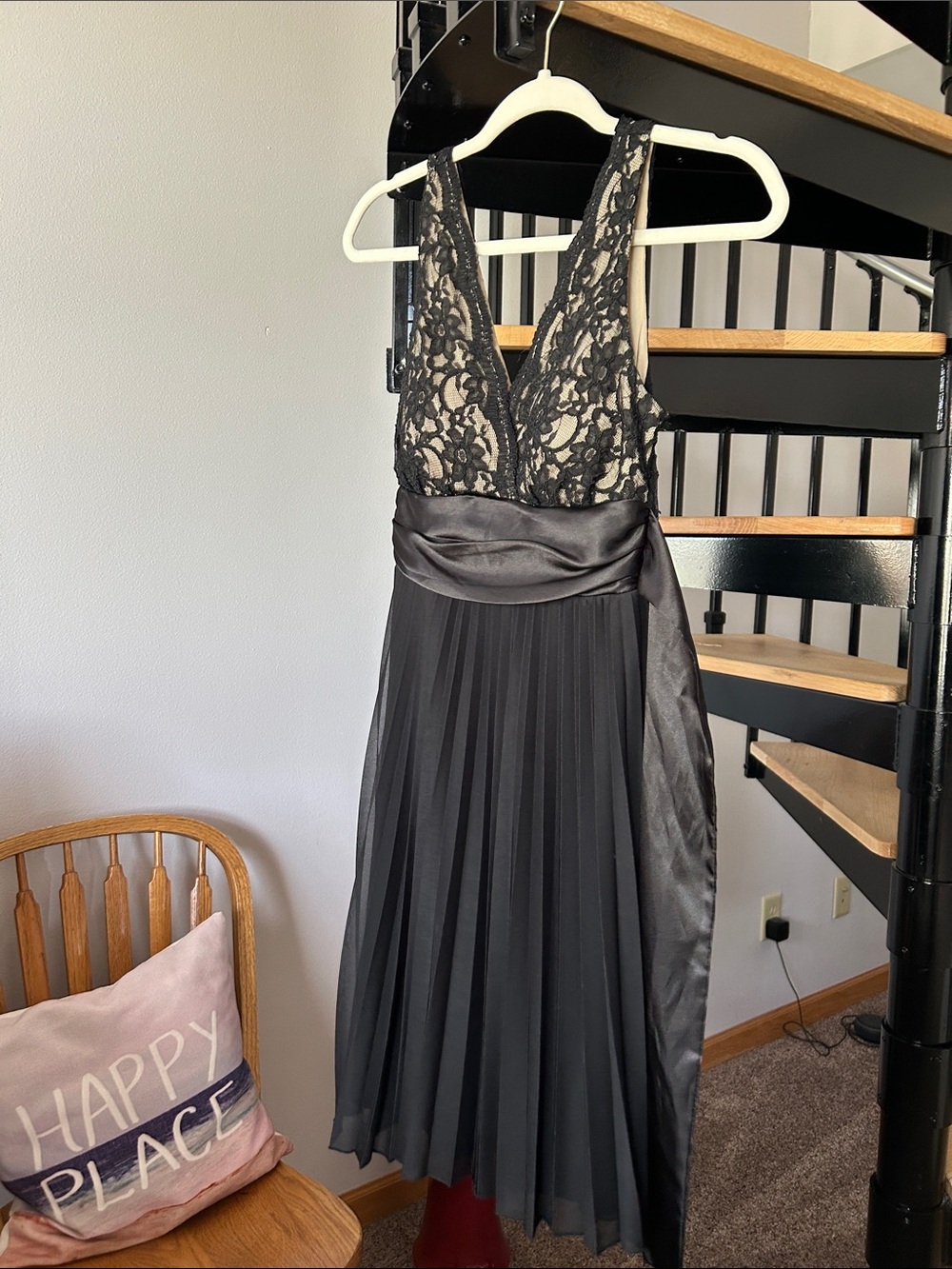 Women’s Black Lace V-Neck Pleated Cocktail Dress